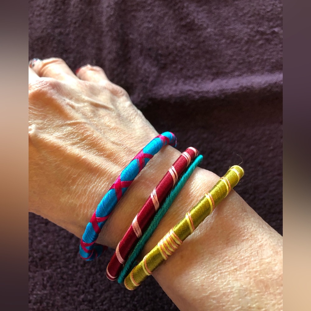 Set of 4 fashion bangle bracelets